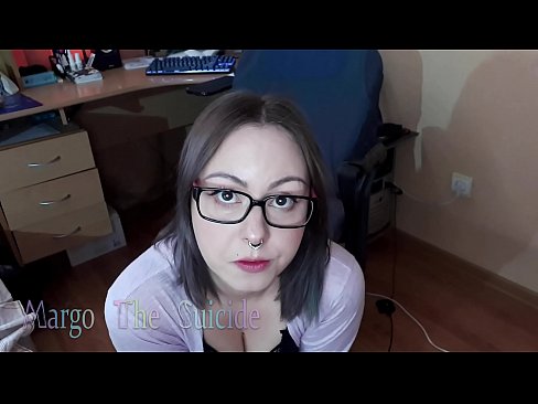 ❤️ Sexy Girl with Glasses Sucks Dildo Deeply on Camera Pornografia dura à noi ❌️